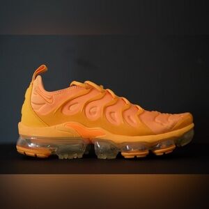 Nike Air VaporMax Plus Shoes Womens Size 9.5 Orange Sunset